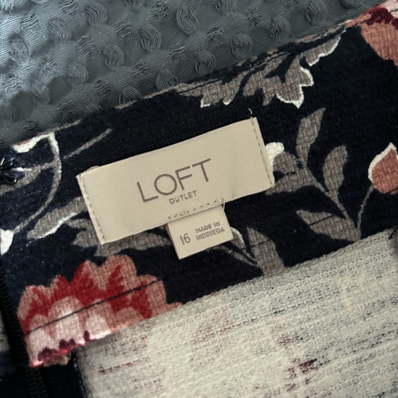 Ann Taylor LOFT navy pencil skirt, never worn. - Picture 3 of 4